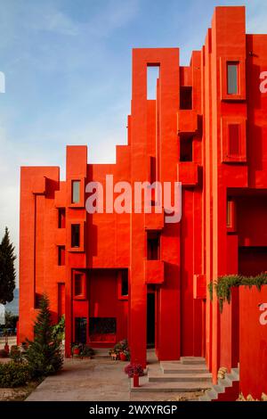 Spanien, Calpe (oder Calp): La Muralla Roja (Rote Mauer), Apartmentkomplex an der Costa Blanca, entworfen vom Architekten Ricardo Boffil. Architektonisch d Stockfoto