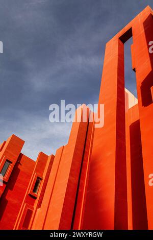 Spanien, Calpe (oder Calp): La Muralla Roja (Rote Mauer), Apartmentkomplex an der Costa Blanca, entworfen vom Architekten Ricardo Boffil. Architektonisch d Stockfoto