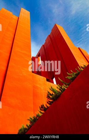 Spanien, Calpe (oder Calp): La Muralla Roja (Rote Mauer), Apartmentkomplex an der Costa Blanca, entworfen vom Architekten Ricardo Boffil. Architektonisch d Stockfoto