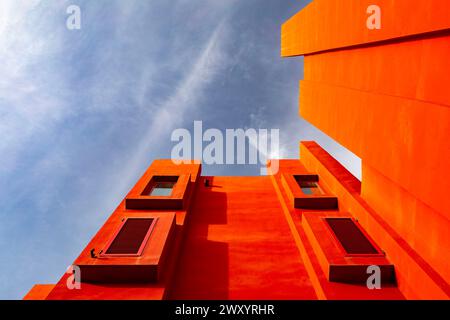 Spanien, Calpe (oder Calp): La Muralla Roja (Rote Mauer), Apartmentkomplex an der Costa Blanca, entworfen vom Architekten Ricardo Boffil. Architektonisch d Stockfoto