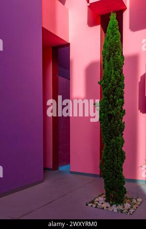 Spanien, Calpe (oder Calp): La Muralla Roja (Rote Mauer), Apartmentkomplex an der Costa Blanca, entworfen vom Architekten Ricardo Boffil. Architektonisch d Stockfoto