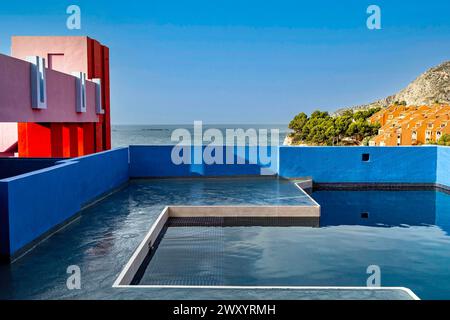 Spanien, Calpe (oder Calp): La Muralla Roja (Rote Mauer), Apartmentkomplex an der Costa Blanca, entworfen vom Architekten Ricardo Boffil. Architektonisch d Stockfoto