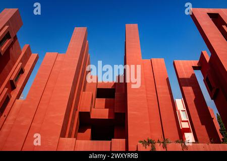 Spanien, Calpe (oder Calp): La Muralla Roja (Rote Mauer), Apartmentkomplex an der Costa Blanca, entworfen vom Architekten Ricardo Boffil. Architektonisch d Stockfoto