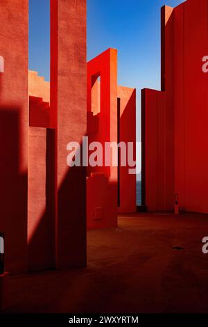 Spanien, Calpe (oder Calp): La Muralla Roja (Rote Mauer), Apartmentkomplex an der Costa Blanca, entworfen vom Architekten Ricardo Boffil. Architektonisch d Stockfoto