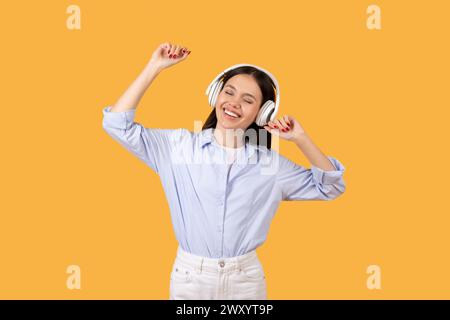 Frau, die Freude zeigt, während sie Musik hört Stockfoto