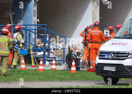 Tychie, Polen. April 2024. Feuerwehrleute untersuchen nach der Gasexplosion in einem Wohngebäude in Tychie. Mehrere Menschen wurden bei einer Gasexplosion am Ostermontag in Tychie verletzt. Die Wucht der Explosion war riesig, man sieht die kaputten Fenster, und es gibt auch Schäden an anderen Geschossen des Gebäudes. Quelle: SOPA Images Limited/Alamy Live News Stockfoto