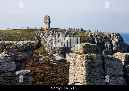 Camaret-sur-Mer (Bretagne, Nordwestfrankreich): Kreuz Lothringen auf der Landzunge pointe de Pen Hir, Denkmal für die Bretonen des Freien Frankreichs Stockfoto