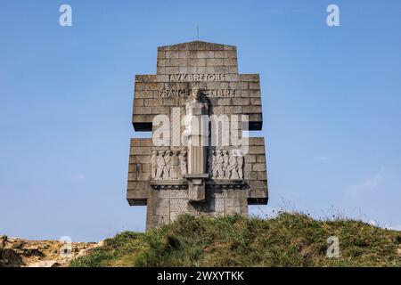 Camaret-sur-Mer (Bretagne, Nordwestfrankreich): Kreuz Lothringen auf der Landzunge pointe de Pen Hir, Denkmal für die Bretonen des Freien Frankreichs Stockfoto