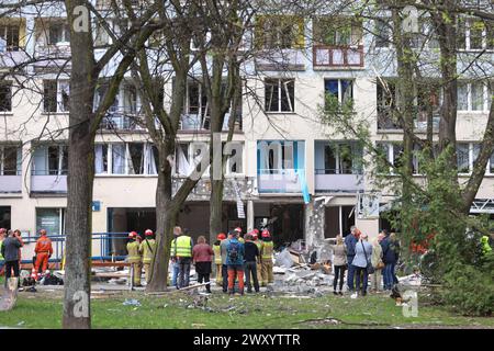 Tychie, Polen. April 2024. Feuerwehrleute untersuchen nach der Gasexplosion in einem Wohngebäude in Tychie. Mehrere Menschen wurden bei einer Gasexplosion am Ostermontag in Tychie verletzt. Die Wucht der Explosion war riesig, man sieht die kaputten Fenster, und es gibt auch Schäden an anderen Geschossen des Gebäudes. (Foto: Vito Corleone/SOPA Images/SIPA USA) Credit: SIPA USA/Alamy Live News Stockfoto