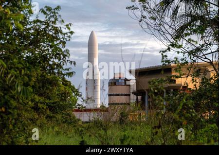 Kourou, Guayana Space Center, Französisch-Guayana: Eintritt zum Nationalen Zentrum für Raumfahrtstudien (CNES auf Französisch). Lebensgroße Reproduktion der Ariane 5 Stockfoto