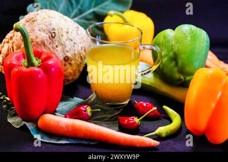 Glas Gemüsesaft aus frischem Gemüse: Paprika, Chili Peperoni, Sellerie und Karotten Stockfoto