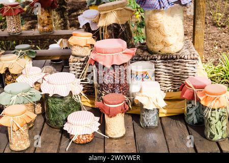 Gläser mit Nudeln, Hülsenfrüchten, Kräutern und anderen Produkten in einem Hofladen in Deutschland Stockfoto