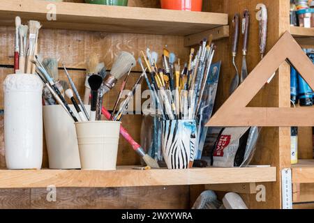 Troyes (Nordostfrankreich): Pascale Garnichat aus dem Atelier Reno Tendance ist ein Dekorateur, der sich auf traditionelle und zeitgenössische Möbel spezialisiert hat Stockfoto