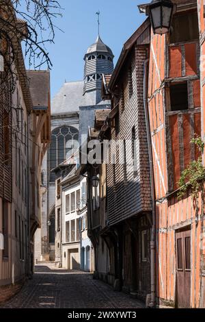 Troyes (Nordostfrankreich): Immobilien in der Straße „Rue Vauluisant“ mit traditionellen Fachwerkhäusern und der Kirche Saint-Pa Stockfoto