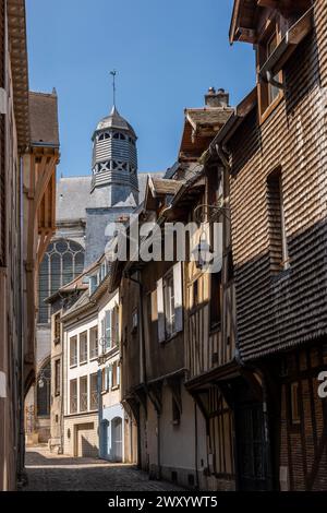 Troyes (Nordostfrankreich): Immobilien in der Straße „Rue Vauluisant“ mit traditionellen Fachwerkhäusern und der Kirche Saint-Pa Stockfoto
