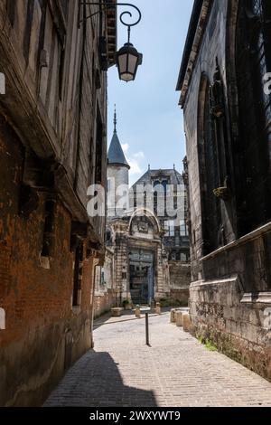 Troyes (Nordostfrankreich): Straße „rue du Marche aux noix“ mit dem Vauluisant-Museum im Hintergrund Stockfoto