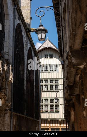 Troyes (Nordostfrankreich): Straße „rue du Marche aux noix“ mit einem traditionellen Fachwerkhaus im Hintergrund, in der Straße „rue de Turenne“ Stockfoto