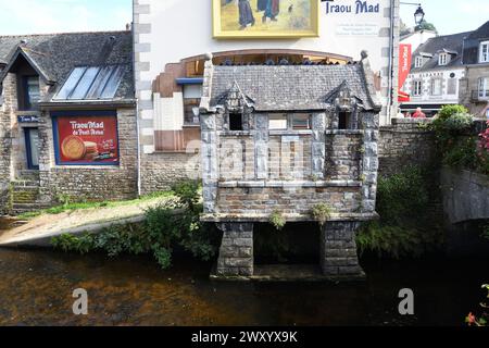 Malerische alte Toilette im Aven, Frankreich, Bretagne, Pont-Aven Stockfoto