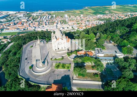 basilika Santa Luzia in Viana do Castelo, berühmter katholischer Tempel in Portugal. Drohnenansicht aus der Luft Stockfoto