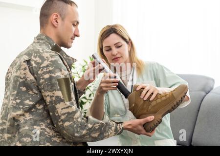 Krankenpflegeuntersuchung oder Beinuntersuchung im Krankenhaus Stockfoto