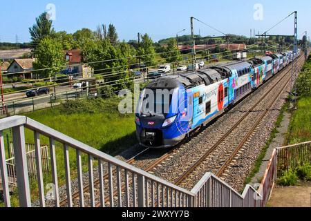 Lokaler Zug mit Ankunft am Bahnhof Le Mans (Nordwesten Frankreichs) Stockfoto
