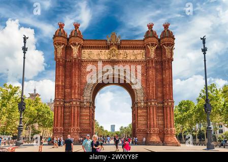 BARCELONA - 8. AUGUST: Arc de Triomf, berühmter Triumphbogen und Wahrzeichen in Barcelona, Katalonien, Spanien, am 8. August 2017 Stockfoto