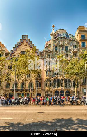 BARCELONA - AUGUST 9: Fassaden der modernistischen Meisterwerke Casa Batllo und Casa Amatller, ikonische Wahrzeichen in Passeig de Gracia, Eixample Viertel von Stockfoto