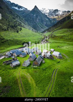 Aus der Vogelperspektive der Moudang Scheunen, zwischen Saint-Lary-Soulan und der spanischen Grenze, im Moundang-Tal, Oberes Tal von Aure. Gelegen in einem Altit Stockfoto