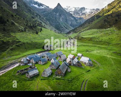 Aus der Vogelperspektive der Moudang Scheunen, zwischen Saint-Lary-Soulan und der spanischen Grenze, im Moundang-Tal, Oberes Tal von Aure. Gelegen in einem Altit Stockfoto