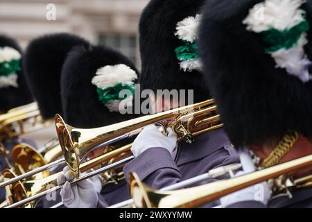 Die Band der Walisischen Garde spielt den NATO-Hymnus während der Zeremonie des Wachwechsels im Londoner Buckingham Palace, um den 75. Jahrestag der Nordatlantikvertrags-Organisation zu feiern. Bilddatum: Mittwoch, 3. April 2024. Stockfoto