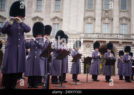 Die Band der Walisischen Garde spielt den NATO-Hymnus während der Zeremonie des Wachwechsels im Londoner Buckingham Palace, um den 75. Jahrestag der Nordatlantikvertrags-Organisation zu feiern. Bilddatum: Mittwoch, 3. April 2024. Stockfoto