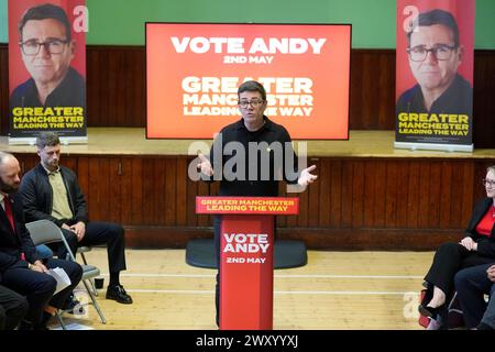 Andy Burnham sprach im Salford Lads Club während seines Wahlkampfs für die Wiederwahl zum Bürgermeister der Greater Manchester Combined Authority. Bilddatum: Mittwoch, 3. April 2024. Stockfoto