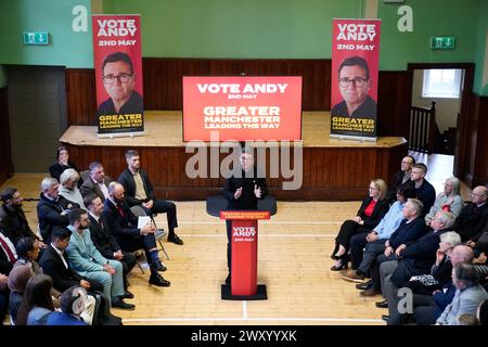 Andy Burnham sprach im Salford Lads Club während seines Wahlkampfs für die Wiederwahl zum Bürgermeister der Greater Manchester Combined Authority. Bilddatum: Mittwoch, 3. April 2024. Stockfoto