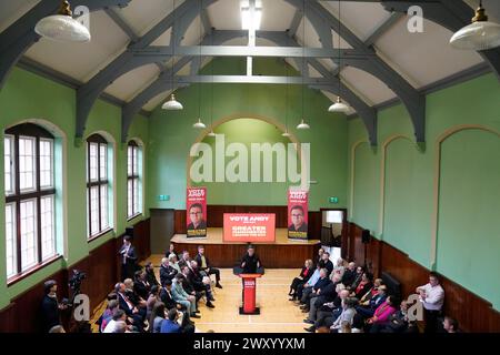 Andy Burnham sprach im Salford Lads Club während seines Wahlkampfs für die Wiederwahl zum Bürgermeister der Greater Manchester Combined Authority. Bilddatum: Mittwoch, 3. April 2024. Stockfoto