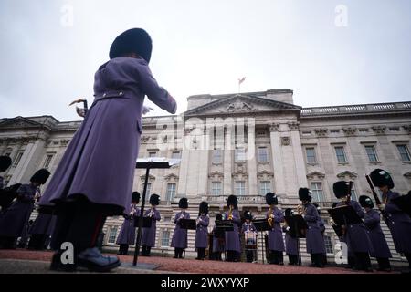 Die Band der Walisischen Garde spielt den NATO-Hymnus während der Zeremonie des Wachwechsels im Londoner Buckingham Palace, um den 75. Jahrestag der Nordatlantikvertrags-Organisation zu feiern. Bilddatum: Mittwoch, 3. April 2024. Stockfoto