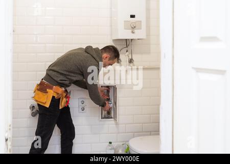 Handwerkerhände installieren Spültoilette, Toilettenschüssel im Badezimmer Stockfoto