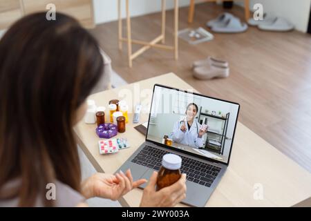 Ältere asiatische Frau Videoanruf mit Arzt auf Tablet, Beratung Gesundheit Fragen und Medikamente online. Arztkonzept der Telemedizin Stockfoto