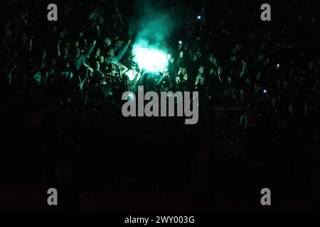 Lissabon, Portugal. April 2024. April 2024. Lissabon, Portugal. Sportliche Fans im 2. Leg des Halbfinals des portugiesischen Pokals: Benfica vs Sporting Credit: Alexandre de Sousa/Alamy Live News Stockfoto