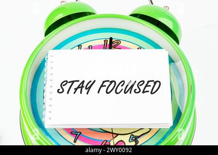Motivationskonzept. KONZENTRIEREN SIE SICH AUF die Visitenkarte auf dem Wecker Stockfoto