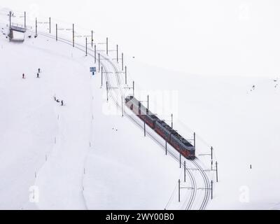 Berühmter Matterhorn-Gipfel mit Gornergrat-Zug in Zermatt Stockfoto