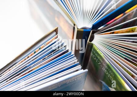 Stapel Notizbücher mit farbigem Ledereinband Stockfoto
