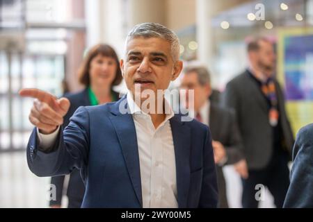 London, England, Großbritannien. April 2024. SADIQ KHAN, Bürgermeister von London, besucht das Francis Crick Institute in London, um einen neuen Londoner Wachstumsplan zur Förderung des Wirtschaftswachstums anzukündigen. (Kreditbild: © Tayfun Salci/ZUMA Press Wire) NUR REDAKTIONELLE VERWENDUNG! Nicht für kommerzielle ZWECKE! Stockfoto