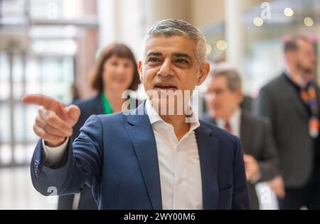 London, England, Großbritannien. April 2024. SADIQ KHAN, Bürgermeister von London, besucht das Francis Crick Institute in London, um einen neuen Londoner Wachstumsplan zur Förderung des Wirtschaftswachstums anzukündigen. (Kreditbild: © Tayfun Salci/ZUMA Press Wire) NUR REDAKTIONELLE VERWENDUNG! Nicht für kommerzielle ZWECKE! Stockfoto
