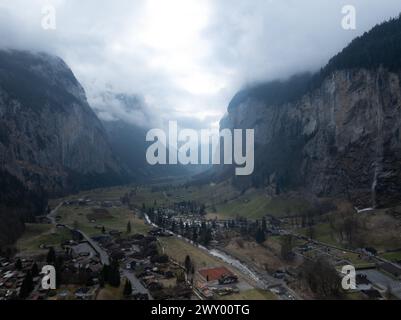 Wunderschöne Herbstzeit im Dorf Lauterbrunnen in den Schweizer alpen Stockfoto