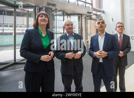 London, England, Großbritannien. April 2024. (Von links nach rechts) Schattenkanzlerin RACHEL REEVES, Bürgermeister von London SADIQ KHAN Ana, Chief Executive und Direktor des Francis Crick Institute, Sir PAUL NURSE (M), wird bei einem Besuch im Francis Crick Institute in London gesehen, um einen neuen Londoner Wachstumsplan zur Ankurbelung des Wirtschaftswachstums anzukündigen. (Kreditbild: © Tayfun Salci/ZUMA Press Wire) NUR REDAKTIONELLE VERWENDUNG! Nicht für kommerzielle ZWECKE! Stockfoto