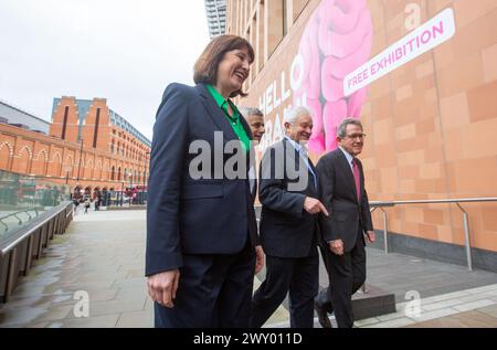 London, England, Großbritannien. April 2024. (Von links nach rechts) Schattenkanzlerin RACHEL REEVES, Bürgermeister von London SADIQ KHAN, Chief Executive und Direktor des Francis Crick Institute, Sir PAUL NURSE und Lord JOHN BROWNE kommen zu einem Besuch im Francis Crick Institute in London, um einen neuen Londoner Wachstumsplan zur Ankurbelung des Wirtschaftswachstums anzukündigen. (Kreditbild: © Tayfun Salci/ZUMA Press Wire) NUR REDAKTIONELLE VERWENDUNG! Nicht für kommerzielle ZWECKE! Stockfoto