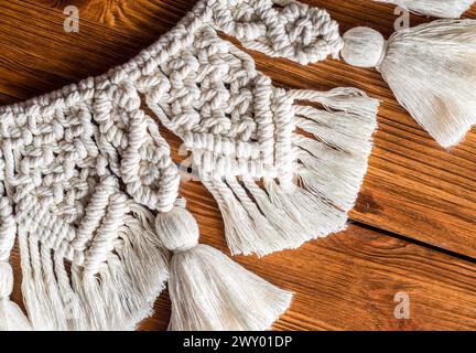 Vorhangkiefer im Boho-Stil auf Holzregal Stockfoto