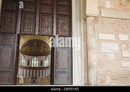 Rom. Italien. Basilika Santa Sabina auf der Aventine (Basilica di Santa Sabina all’Aventino). Die Zypressenholztüren können aus dem frühen 5. Jahrhundert stammen Stockfoto