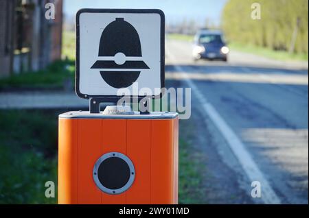 Verkehrsdurchsetzungskamera mit TEXT, der elektronische Geschwindigkeitskontrolle in italienischer Sprache und Symbol der Polizei bedeutet Stockfoto