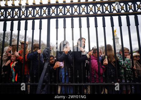 Mitglieder der Öffentlichkeit beobachten den NATO-Hymnus, den die Band der Welsh Guards während der Zeremonie des Wachwechsels im Buckingham Palace in London spielt, um den 75. Jahrestag der Nordatlantikvertrags-Organisation zu feiern. Bilddatum: Mittwoch, 3. April 2024. Stockfoto